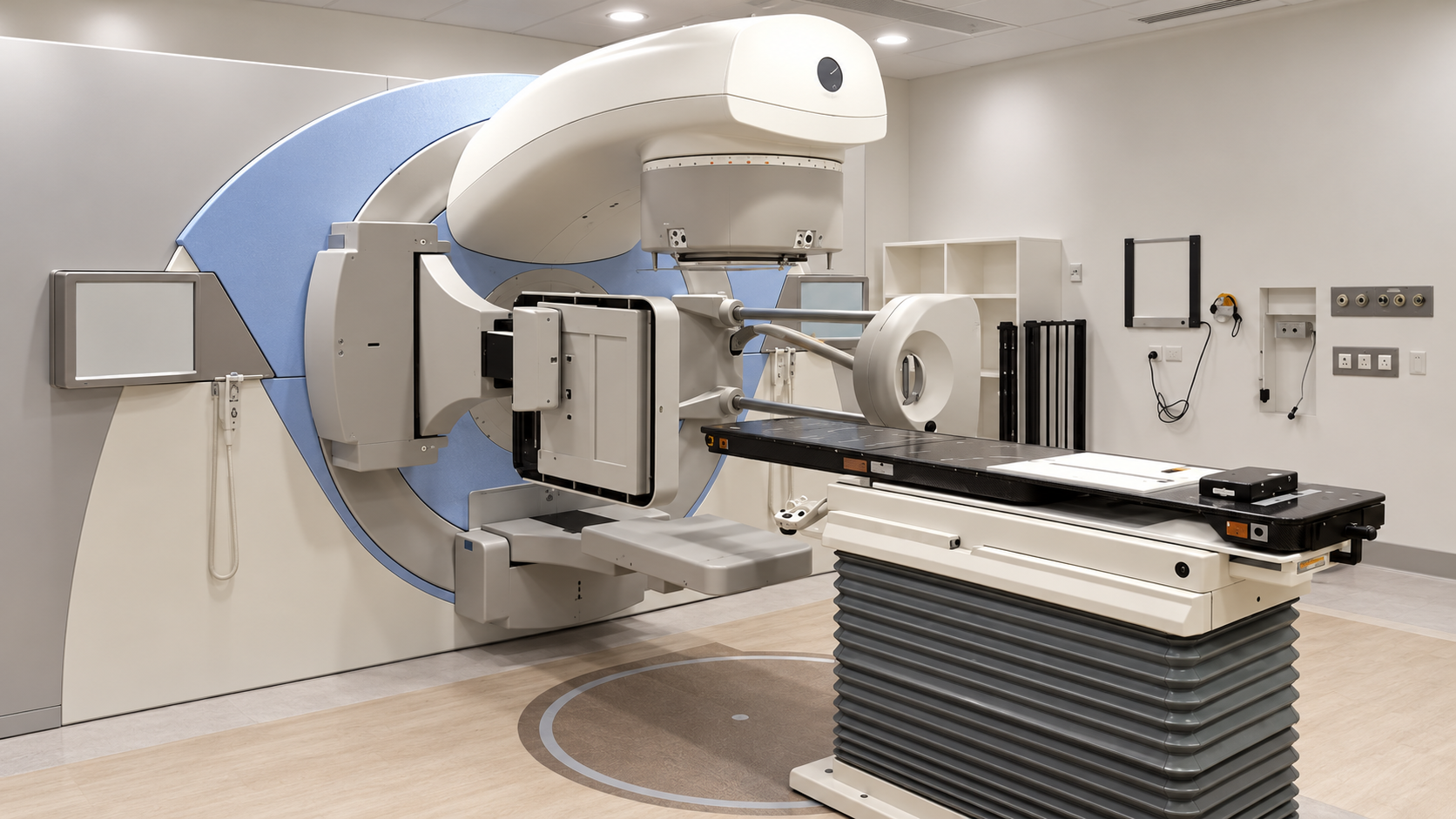Representación generada de un acelerador lineal tipo Elekta Synergy en una sala de radioterapia