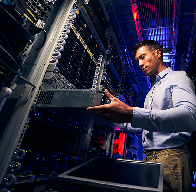 Especialista trabajando con infraestructura de un centro de datos