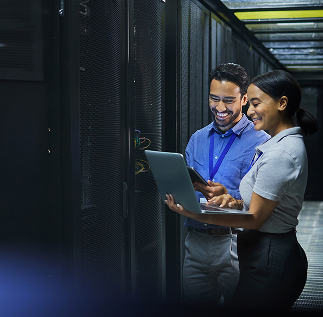 Especialistas coordinando actividades junto a equipos tecnológicos